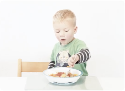 So lernen Kinder ganz einfach selbstständig essen